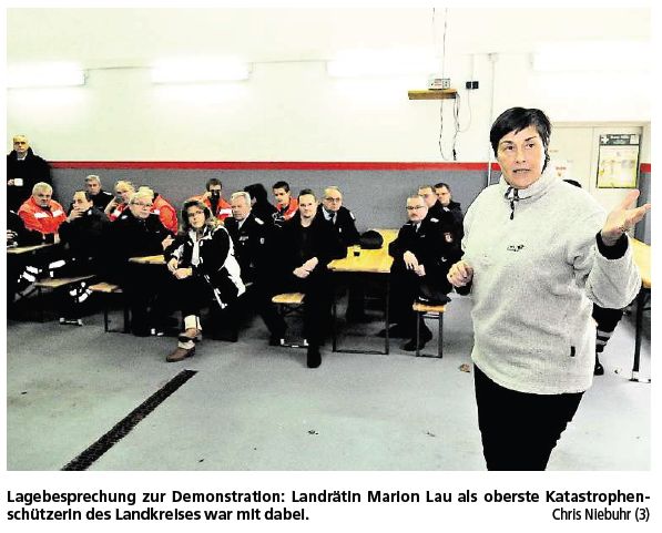 Lagebesprechung zur Demonstration: Landrätin Marion Lau als oberste Katastrophenschützerin des Landkreises war mit dabei.