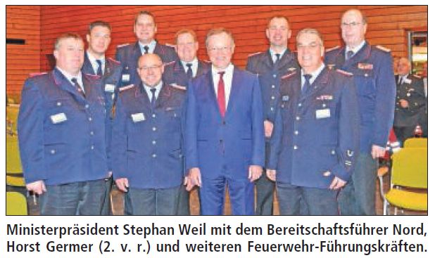 Ministerpräsident Stephan Weil mit dem Bereitschaftsführer Nord, Horst Germer (2. v. r.) und weiteren Feuerwehr-Führungskräften.