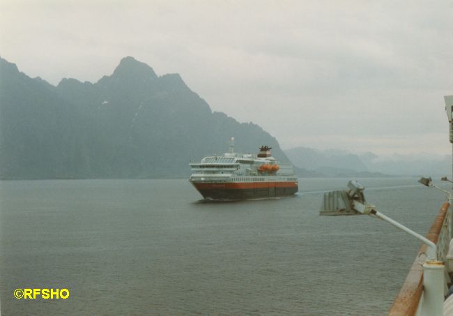 Begegnung mit MS POLARLYS zwischen Stamsund und Svolwaer 09.07.1998