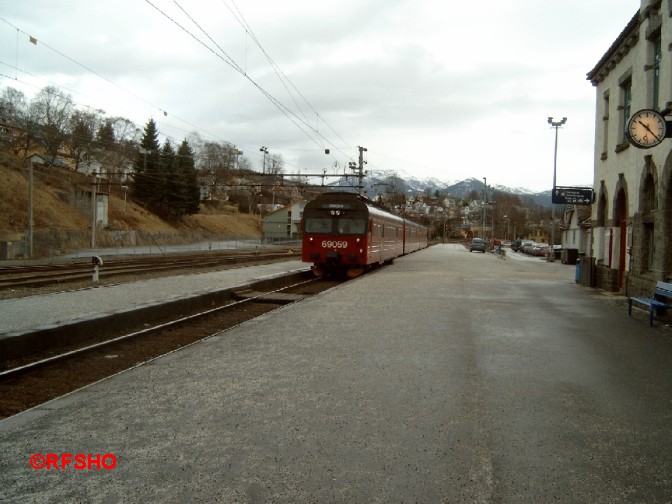 Voss Bahnhof, Zug nach Bergen 03.04.2006 10:22 Uhr