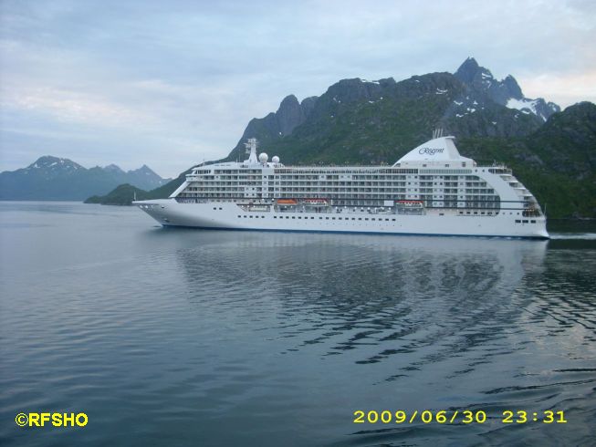 ”SEVEN SEAS VOYAGER” verläst den Trollfjord