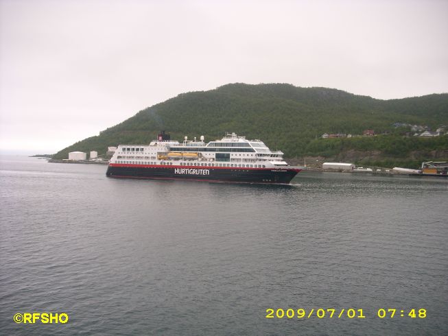 MS Trollfjord läuft Harstad an