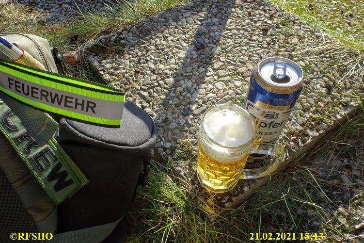 ein Bier in der Frühlingssonne genießen