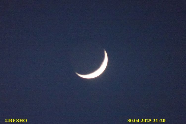 Mond am Feuerwehrhaus