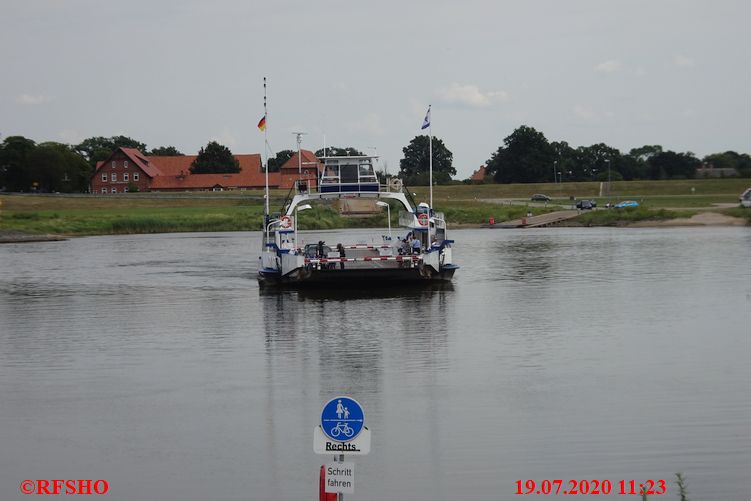 mit der Fähre TANJA über die Elbe