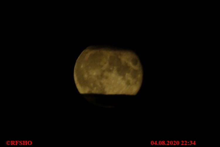 der Mond zwischen den Wolken