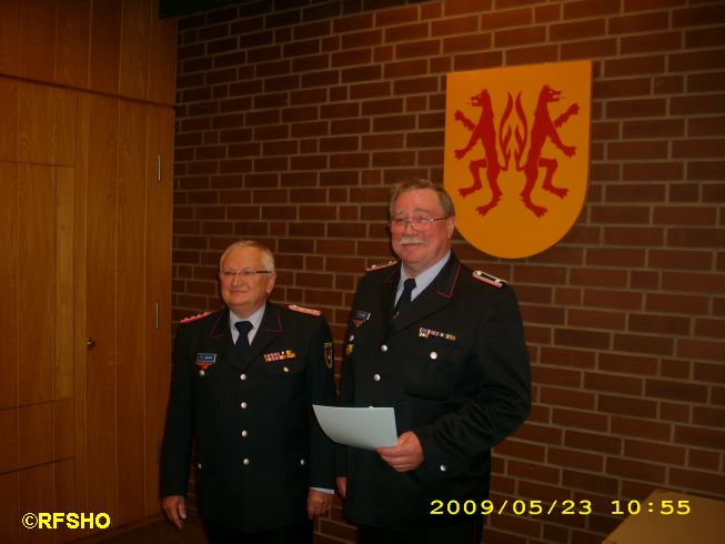 Hans Zettl (Referent Fw Flugdienst) verabschiedet den bisherigen Stützpunktleiter Manfred Koch