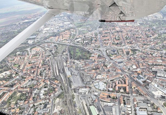 Die Feuerwehr-Cessna rund 500 Meter über Hildesheim, unter der Tragfläche sind die Nordstadt,
dieBahnanlage, die Kaiserstraße und die Arneken Galerie zu erkennen  und zum Glück kein Brand weit und breit. Fotos (2): Schlemeyer