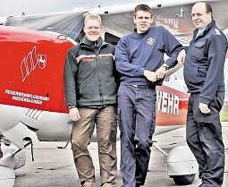 Drei Männer, sechs Augen und viel Erfahrung: Oliver Glaschke, Christian Ahäuser und Rolf Feldmann (von links) heben in Hildesheim ab. Der
Forstinspektor, der Pilot und der Brandmeister bilden ein Team.