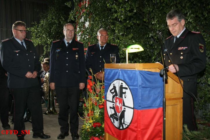 Für überragende Verdienste um die Belange des Feuerwehrflugdienstes wurden die Feuerwehrmänner Stefan Bavendiek aus Damme mit der Ehrennadel in Silber und Rolf Feldmann aus Peine/Hildesheim  und Thomas Reunert aus Lüneburg mit der Ehrennadel in Gold ausgezeichnet.