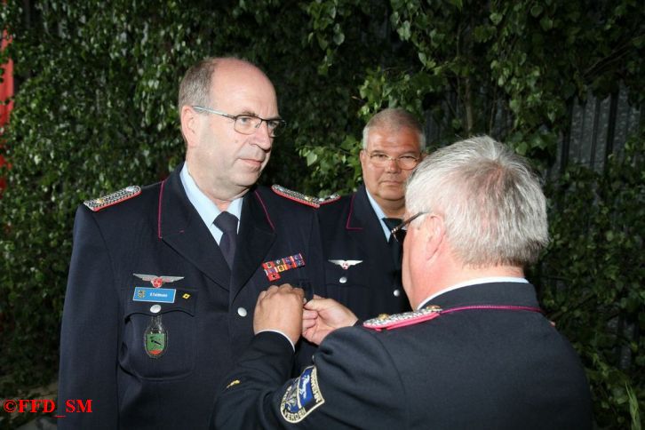 Für überragende Verdienste um die Belange des Feuerwehrflugdienstes wurden die Feuerwehrmänner Stefan Bavendiek aus Damme mit der Ehrennadel in Silber und Rolf Feldmann aus Peine/Hildesheim  und Thomas Reunert aus Lüneburg mit der Ehrennadel in Gold ausgezeichnet.