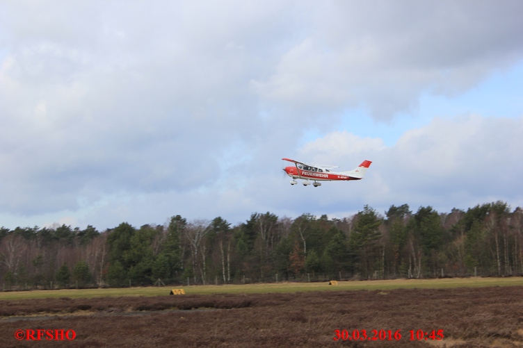 Florian Flugdienst 2 startet zum Trainingsflug (Einweisen eines Feuerwehrfahrzeuges)