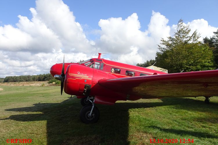 Beech D18S N868L am Flugplatz EDVC