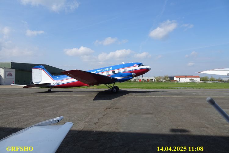 am Flugplatz EDVM