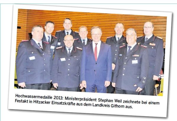 Hochwassermedaille 2013: Ministerprsident Stephan Weil zeichnete bei einem Festakt in Hitzacker Einsatzkrfte aus dem Landkreis Gifhorn aus.
