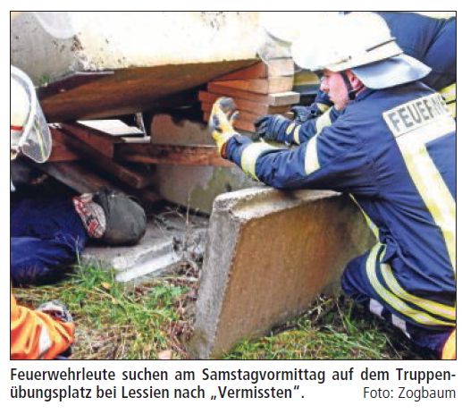 Feuerwehrleute suchen am Samstagvormittag auf dem Truppenübungsplatz bei Lessien nach „Vermissten”. Foto: © Zogbaum