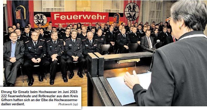 Ehrung fr Einsatz beim Hochwasser im Juni 2013: 222 Feuerwehrleute und Rotkreuzler aus dem Kreis Gifhorn hatten sich an der Elbe die Hochwassermedaillen verdient. Photowerk (sp)