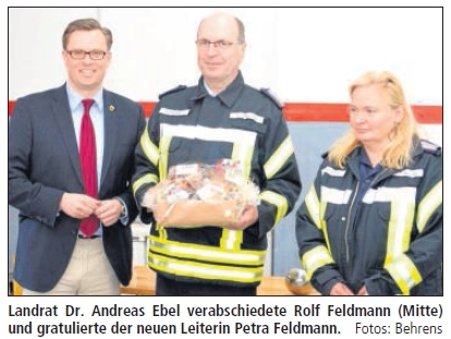 Landrat Dr. Andreas Ebel verabschiedete Rolf Feldmann (Mitte) und gratulierte der neuen Leiterin Petra Feldmann. Foto: ©Behrens Landrat Dr. Andreas Ebel verabschiedete Rolf Feldmann (Mitte) und gratulierte der neuen Leiterin Petra Feldmann. Foto: ©Behrens