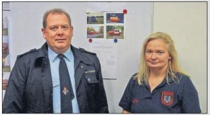 Der stellvertretende Kreisbrandmeister Jens Dieckmann gratulierte Zugführerin Petra Feldmann. Foto: ©privat