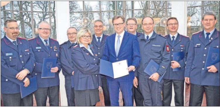 Landrat Dr. Andreas Ebel (vorne r.) übergibt die Urkunde an Petra Feldmann (Leiterin IuK-Gruppe). Dahinter von links: Björn Kölsch, Peter
Chlebik, Matthias Klose, Horst Germer, Frank Imort, Wolfgang Dreinerth, Frank Mosel, und Matthias Küllmer. Foto: Behrens