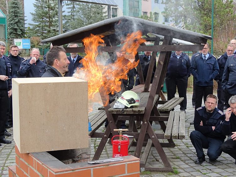 Hinweis der Feuerwehr Fhrungskrfte: „bitte nicht zu Hause nachmachen!” Foto: T. Nadjib