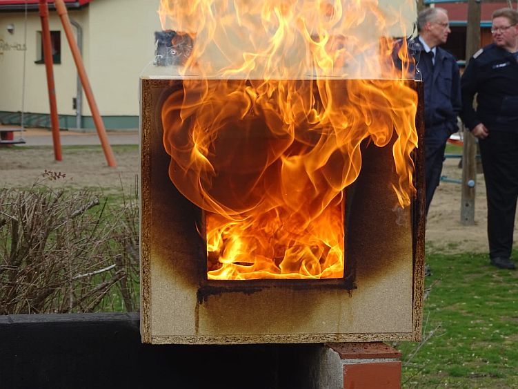 Hinweis der Feuerwehr Fhrungskrfte: „bitte nicht zu Hause nachmachen!” Foto: T. Nadjib