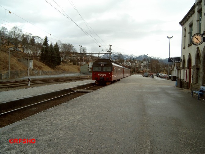 Voss Bahnhof, Zug nach Bergen 03.04.2006 10:22 Uhr