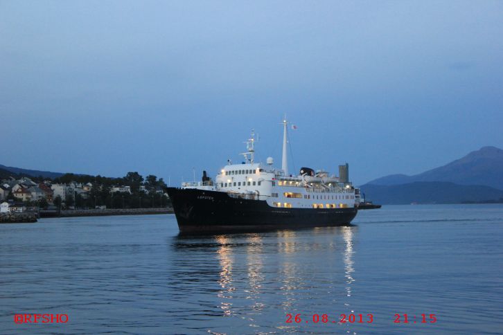 MS LOFOTEN läuft Molde an