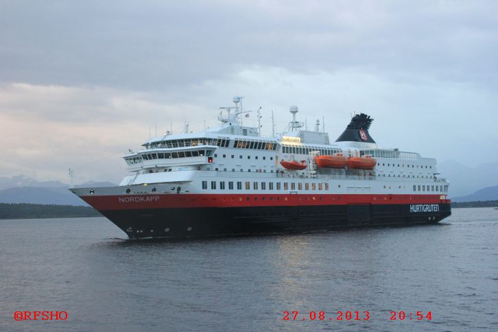 MS NORDKAPP läuft Molde an