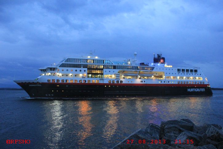 MS MIDNATSOL läuft Molde an