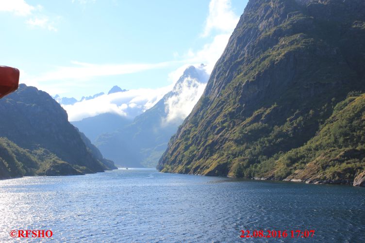 Stokmarknes − Svolvaer, Trollfjord
