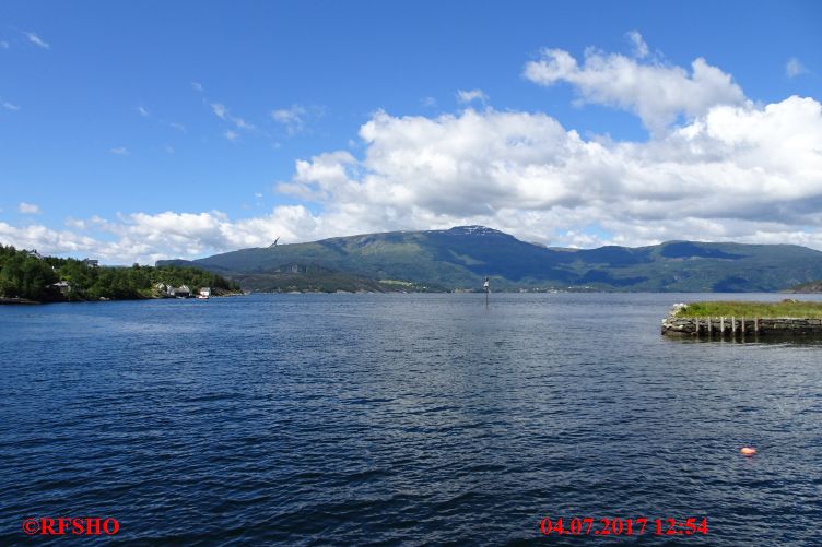 Jondal, warten auf die Fähre nach Tørvikbygd