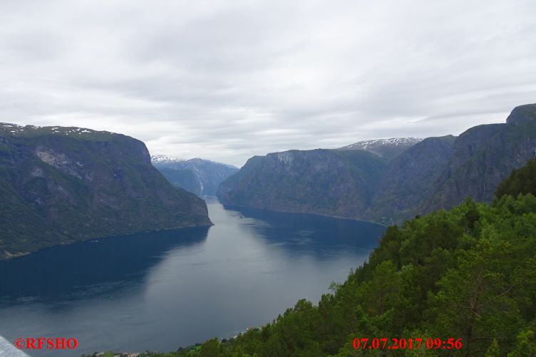 Aurlandsfjorden vom Stegasteinen