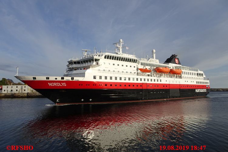 MS NORDLYS läuft Svolvær
