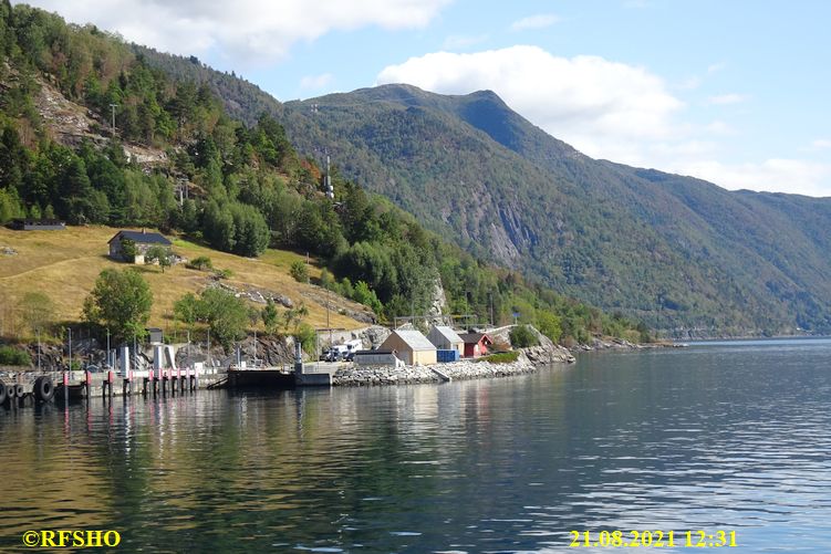 mit der Fähre von Vangsnes nach Dragsvik