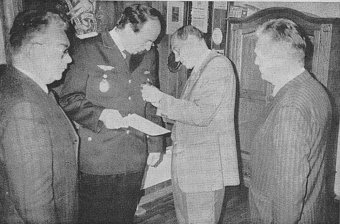 Ehrung: Fr 25 Jahre Engagement in der Feuerwehr  Foto: Uwe Stadtlich