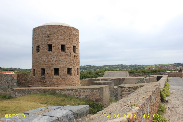 Castel N 49,46873° W 2,60650°