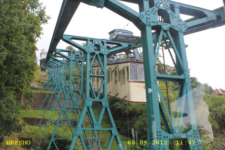 Dresdner Schwebebahn im Ortsteil Löschwitz