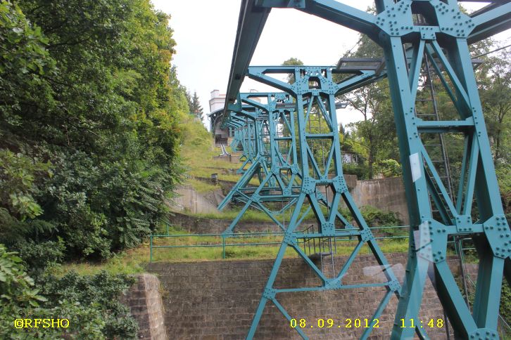 Dresdner Schwebebahn im Ortsteil Löschwitz