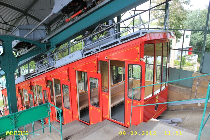 Dresdner Schwebebahn im Ortsteil Löschwitz
