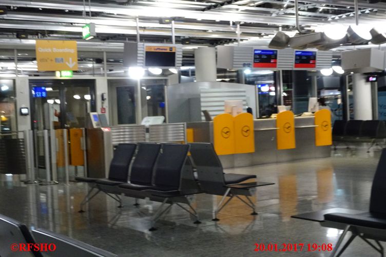 warten aufs Boarding im Flughafen Frankfurt Main