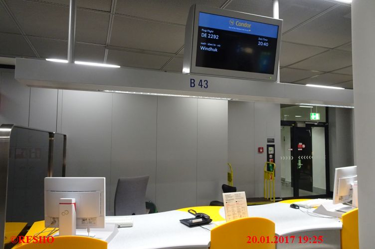 warten aufs Boarding im Flughafen Frankfurt Main