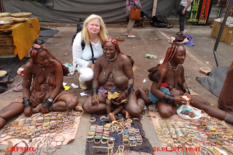 Windhoek, , Himba Frauen verkaufen Schmuck