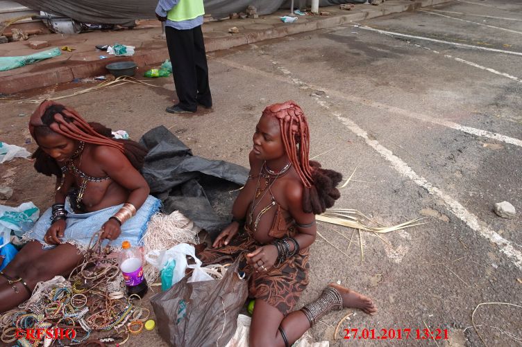 Windhoek, , Himba Frauen verkaufen Schmuck