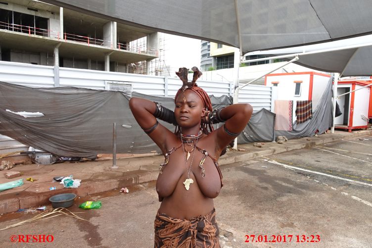 Windhoek, , Himba Frauen verkaufen Schmuck