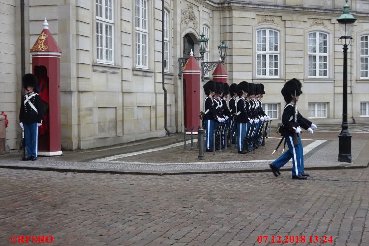 Amalienborg, Wachablösung