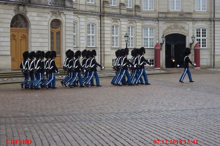 Amalienborg, Wachablösung